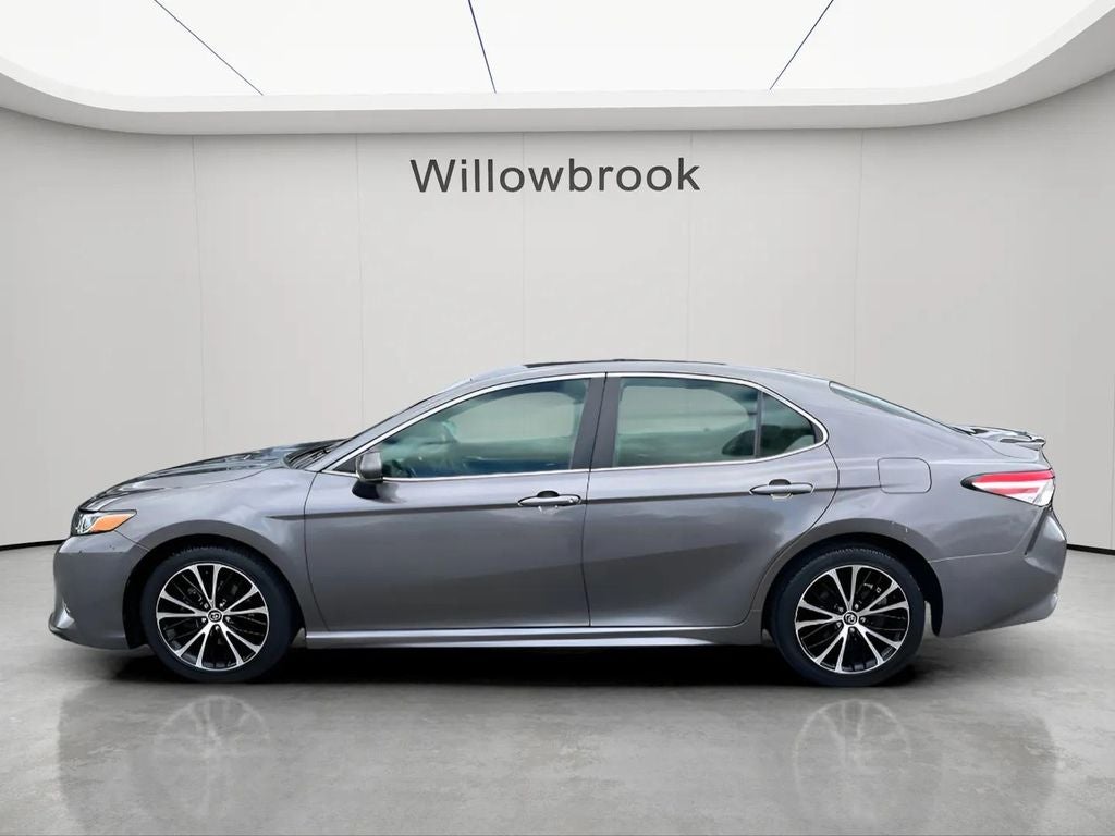 Used 2020 Toyota Camry SE with VIN 4T1G11AK3LU925978 for sale in Willowbrook, IL