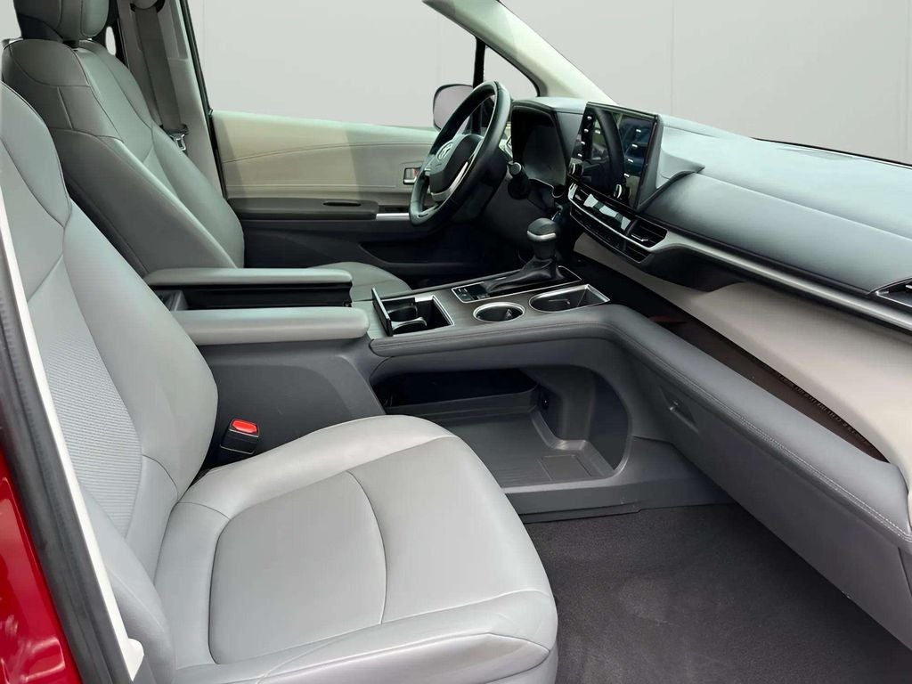 2021 Toyota Sienna XLE 8 Passenger