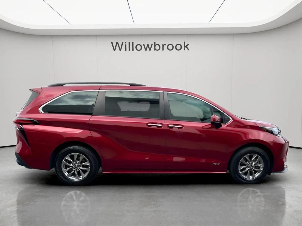 2021 Toyota Sienna XLE 8 Passenger